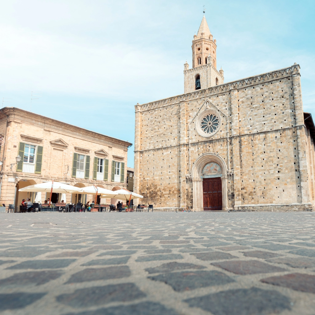 L'immagine rappresenta uno scorcio di Atri, punto di presenza dove è disponibile tutta la creatività di OsaComunicare