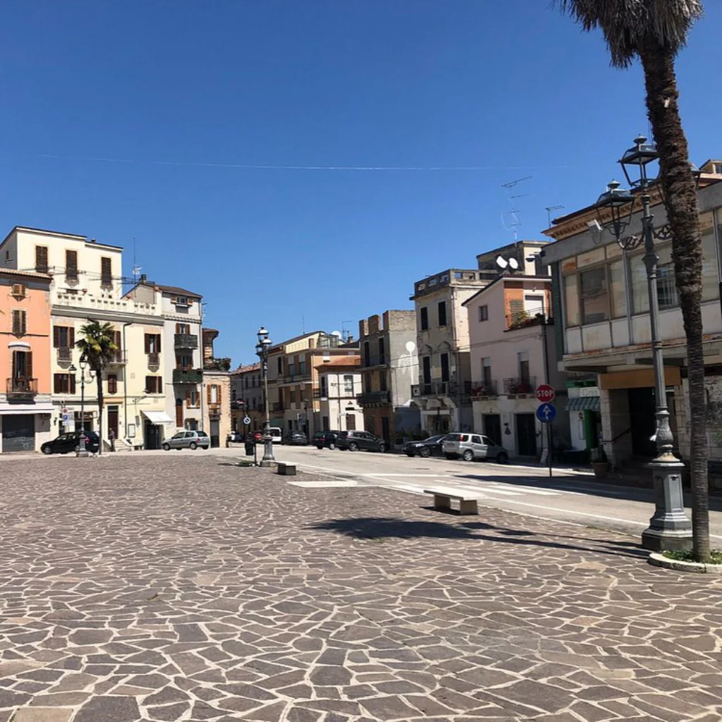 L'immagine rappresenta uno scorcio di Mosciano Sant'Angelo, punto di presenza dove è disponibile tutta la creatività di OsaComunicare