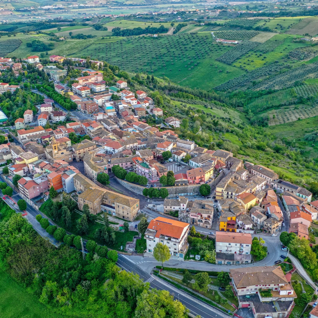 L'immagine rappresenta uno scorcio di Notaresco, punto di presenza dove è disponibile tutta la creatività di OsaComunicare