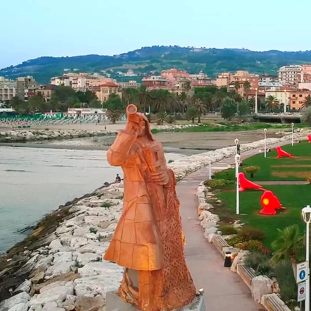 L'immagine rappresenta uno scorcio del lungomare di San Benedetto del Tronto dal cui sottosuolo si espande nell'aria tutta la creatività di Osa Comunicare