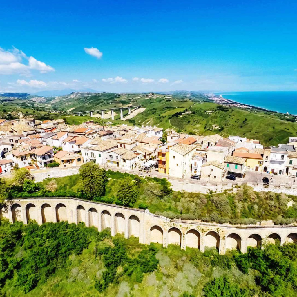 L'immagine rappresenta uno scorcio di Silvi, punto di presenza dove è disponibile tutta la creatività di OsaComunicare