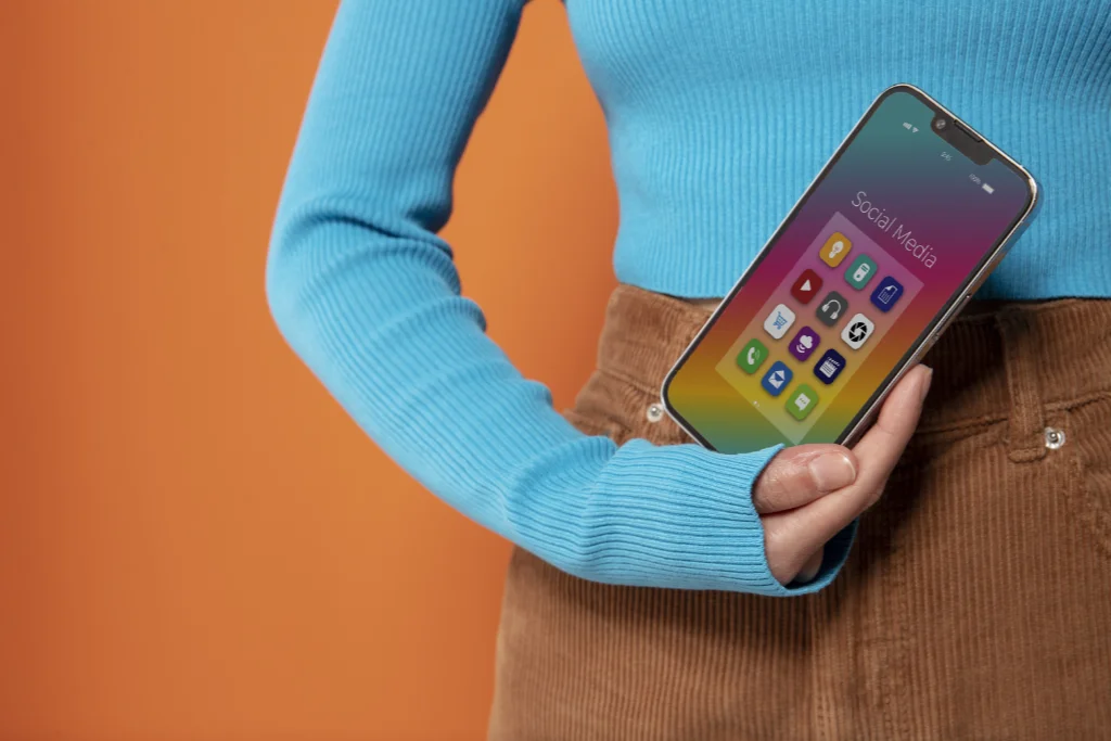 L'immagine mostra una ragazza che ha uno smartfone a significare che per essere efficaci ed attuali, il marketing deve puntare a queste nuove tecnologie ed anche in questo OsaComunicare può essere la soluzione